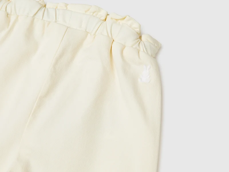 Hose mit Mini-Rüschen