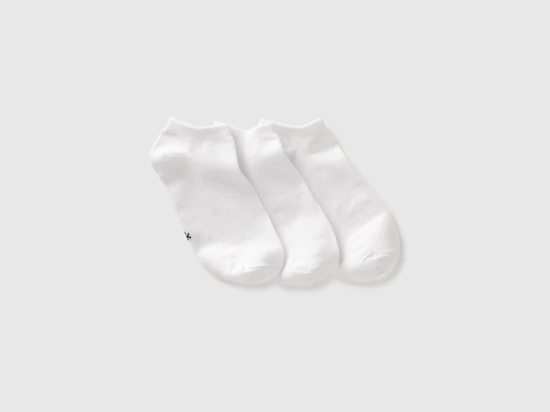 Drei Paar einfarbige kurze Socken