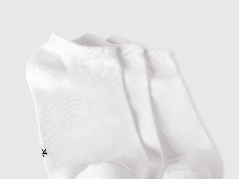 Drei Paar einfarbige kurze Socken