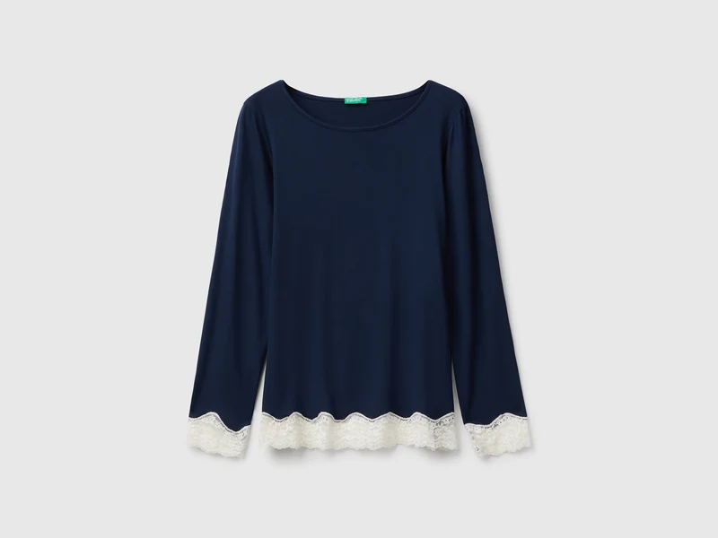 Fließendes Shirt mit Spitze