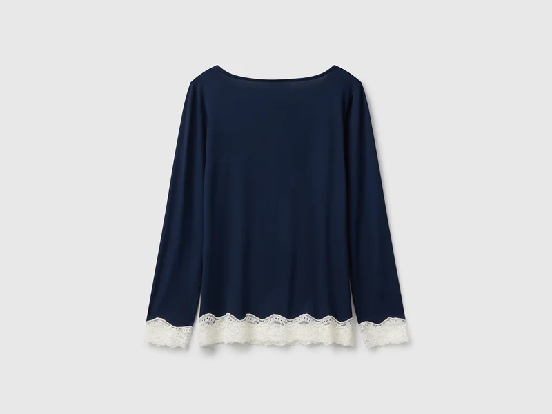 Fließendes Shirt mit Spitze