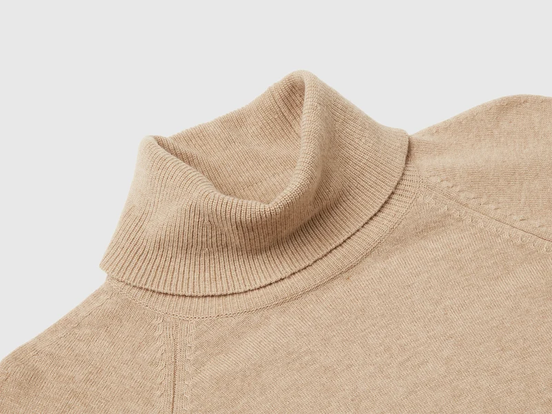 Beiger Rollkragenpullover aus Woll-Kaschmir-Mix