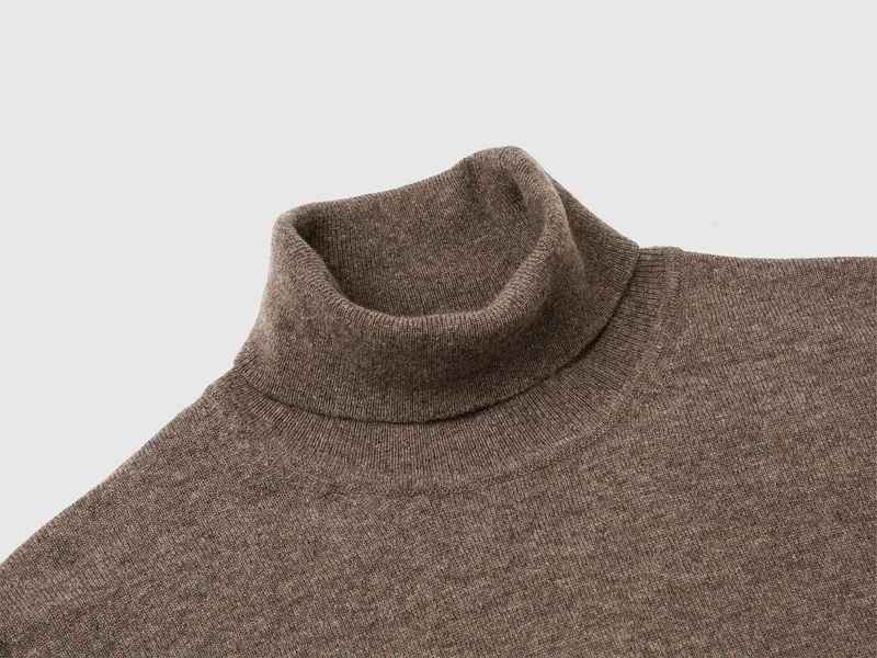 Brauner Rollkragenpullover aus reiner Merinowolle