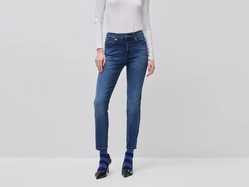 Hochgeschnittene Slim-Fit-Jeans
