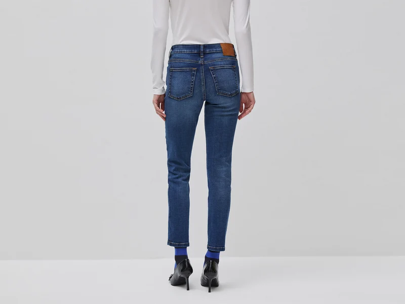 Hochgeschnittene Slim-Fit-Jeans