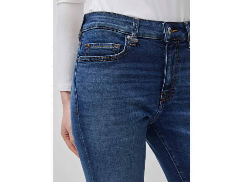 Hochgeschnittene Slim-Fit-Jeans