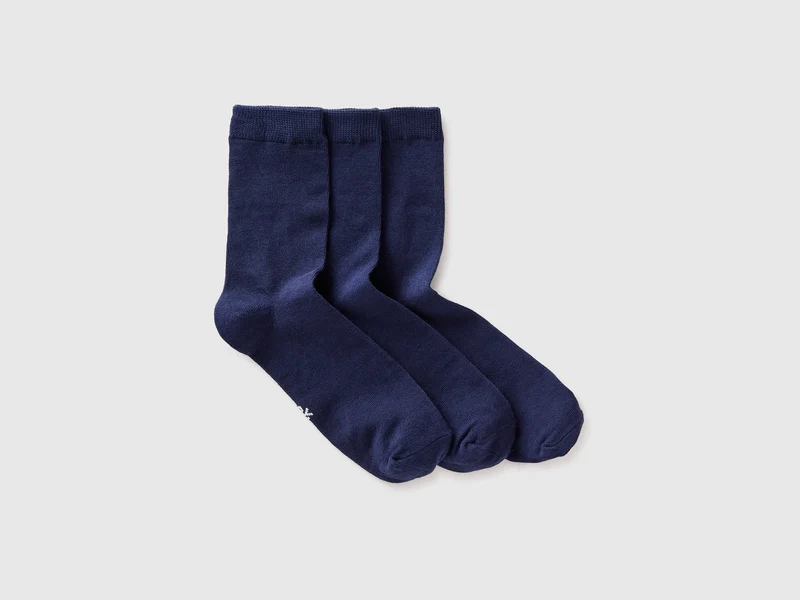 Drei Paar einfarbige Socken in mittlerer Größe