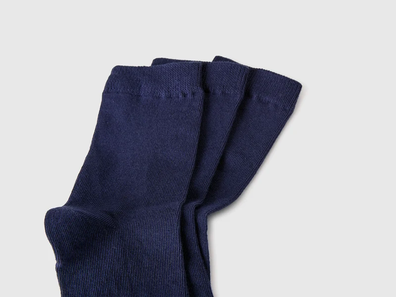 Drei Paar einfarbige Socken in mittlerer Größe