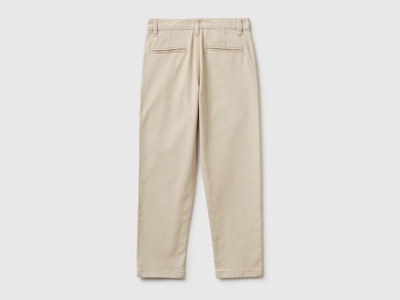 Schmal geschnittene Chinos aus Stretch-Baumwolle