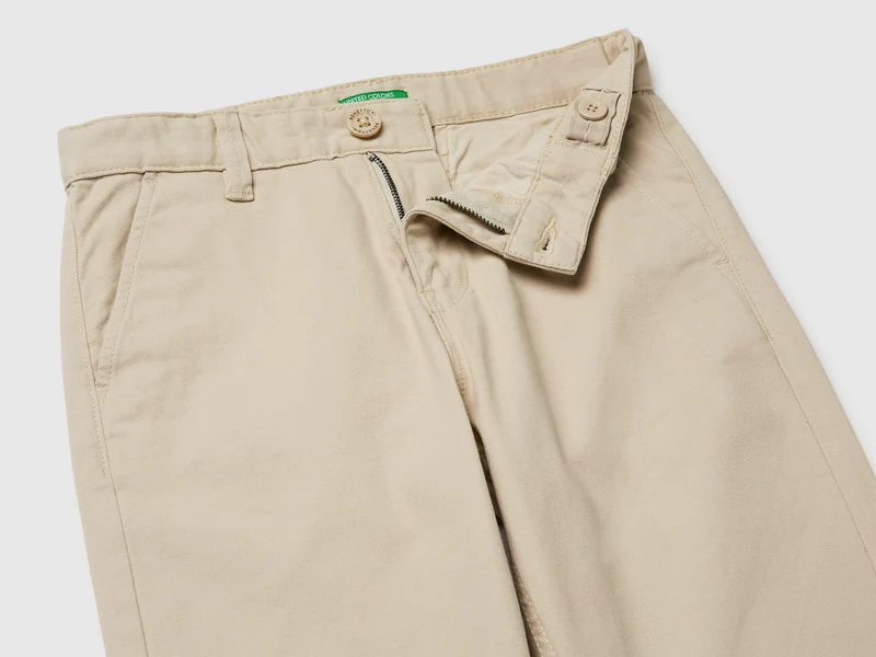 Schmal geschnittene Chinos aus Stretch-Baumwolle