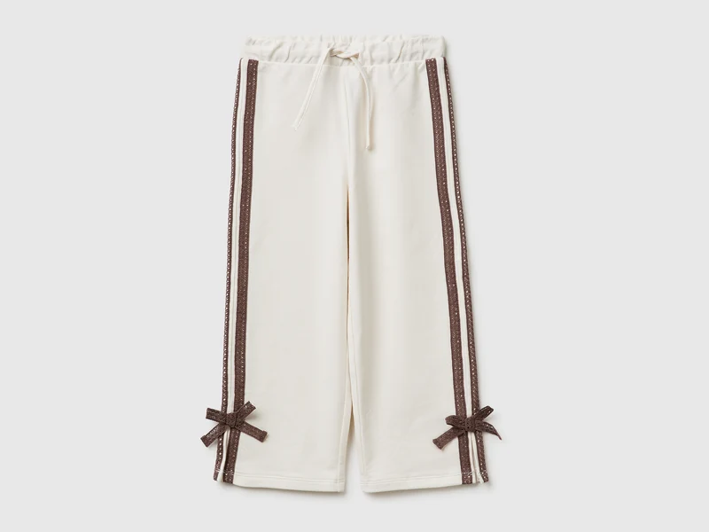 Hose mit Spitze und Schleifen