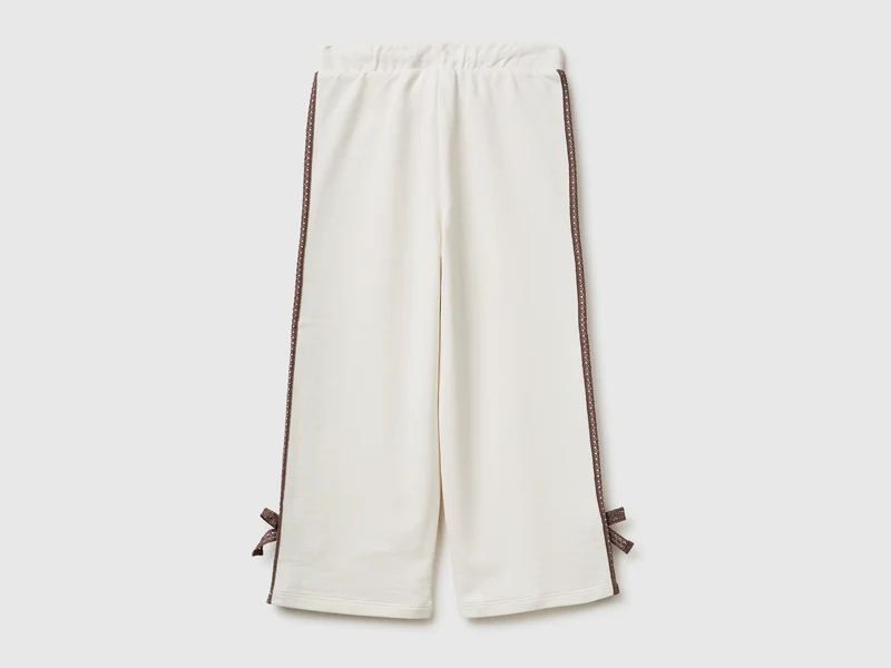 Hose mit Spitze und Schleifen