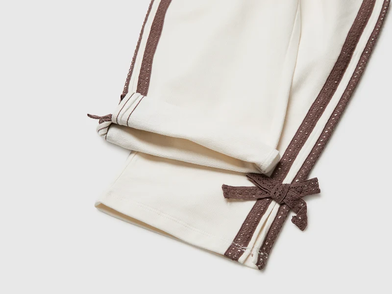 Hose mit Spitze und Schleifen