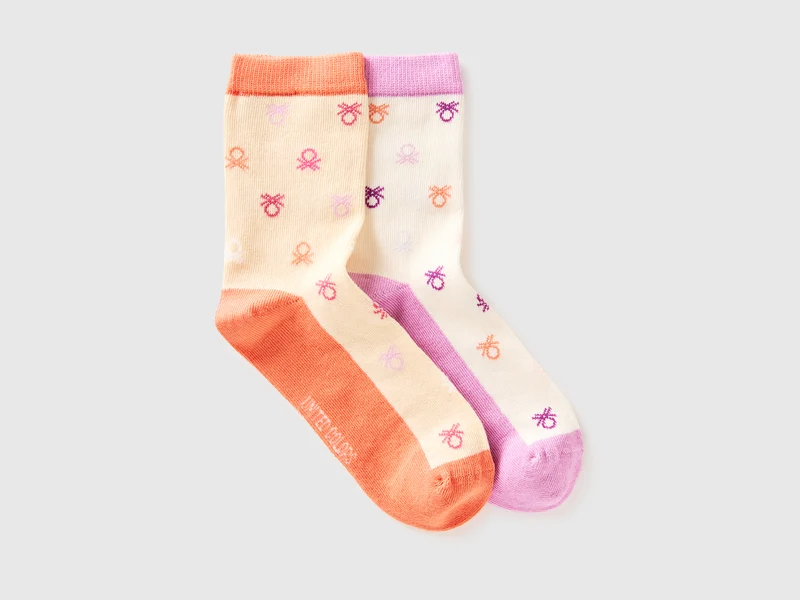 Zwei Paar gemusterte Socken