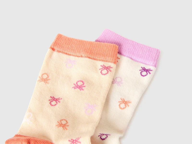 Zwei Paar gemusterte Socken