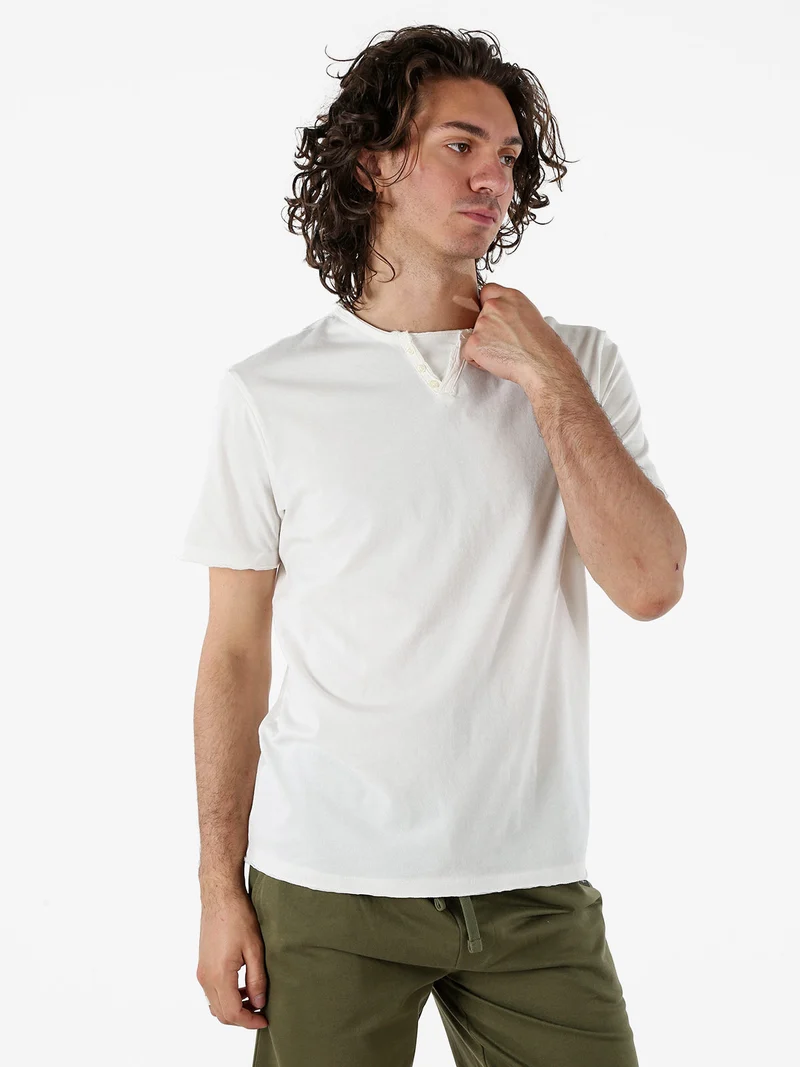 T-shirt da uomo in cotone con bottoncini sullo scollo - bianco