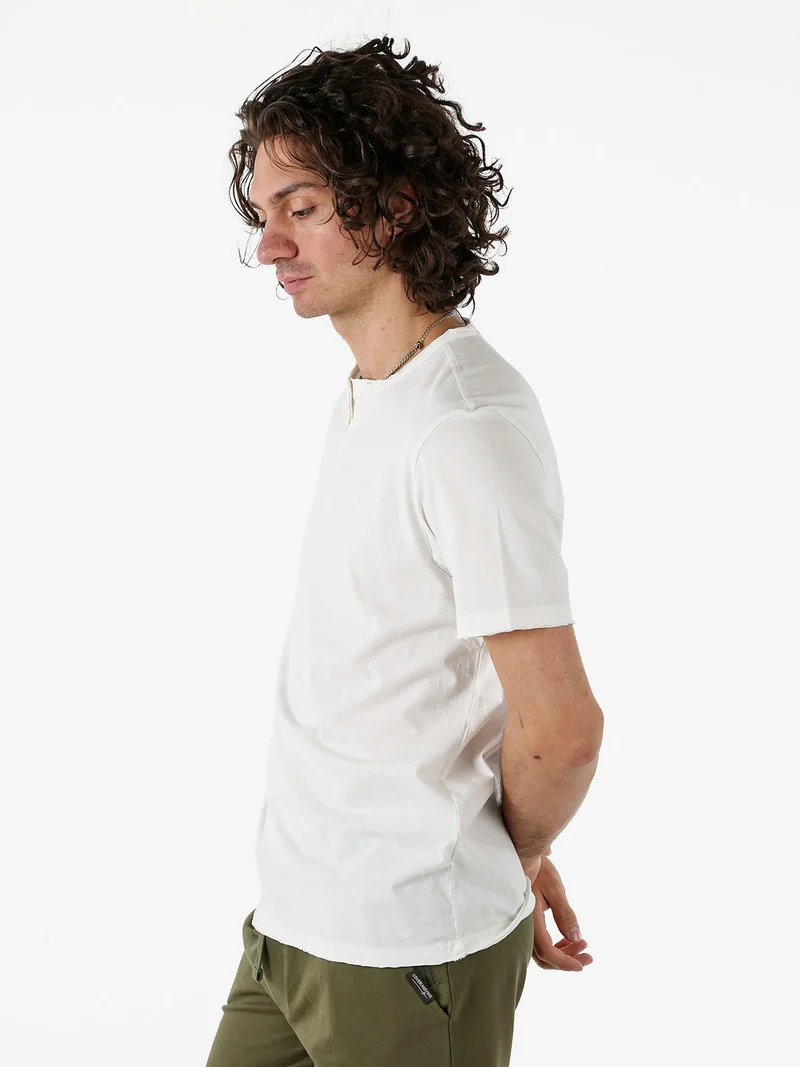 T-shirt da uomo in cotone con bottoncini sullo scollo - bianco