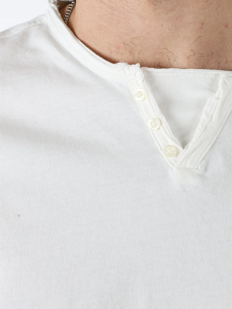 T-shirt da uomo in cotone con bottoncini sullo scollo - bianco