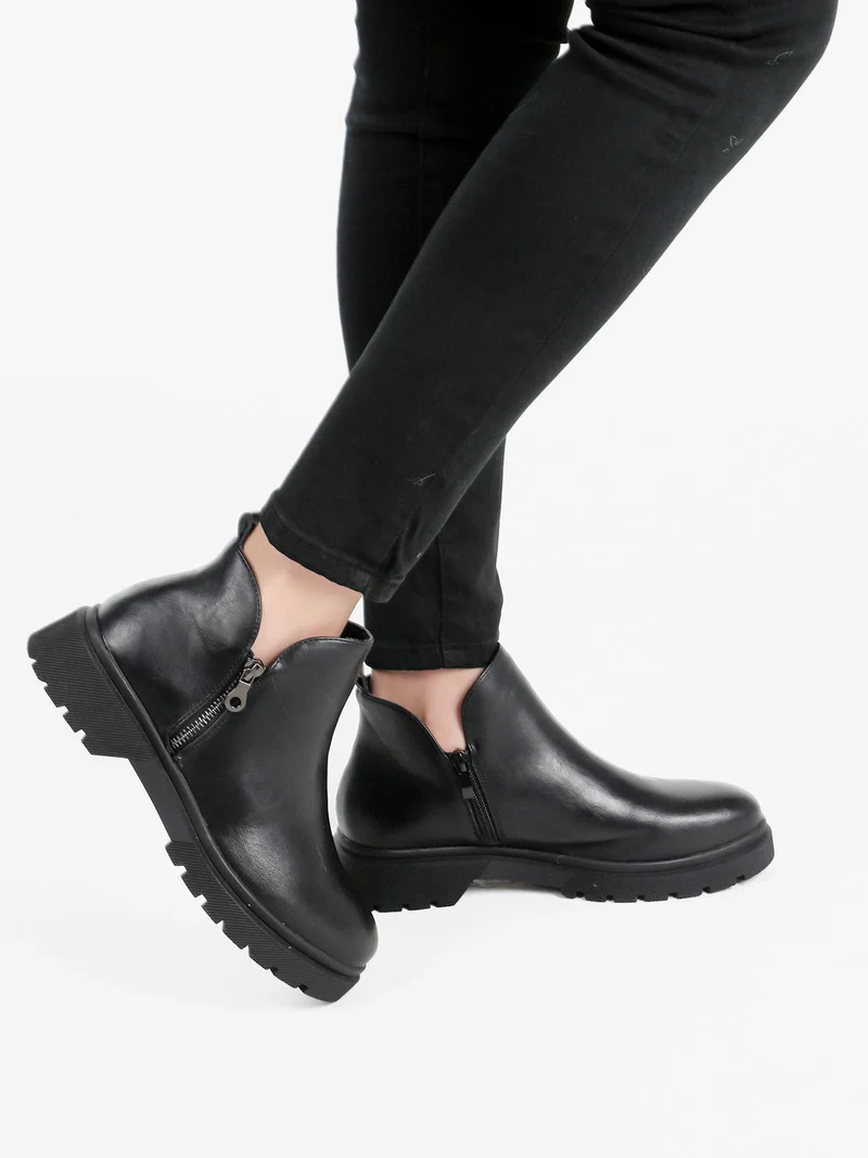 Stivaletti bassi da donna con zip - nero