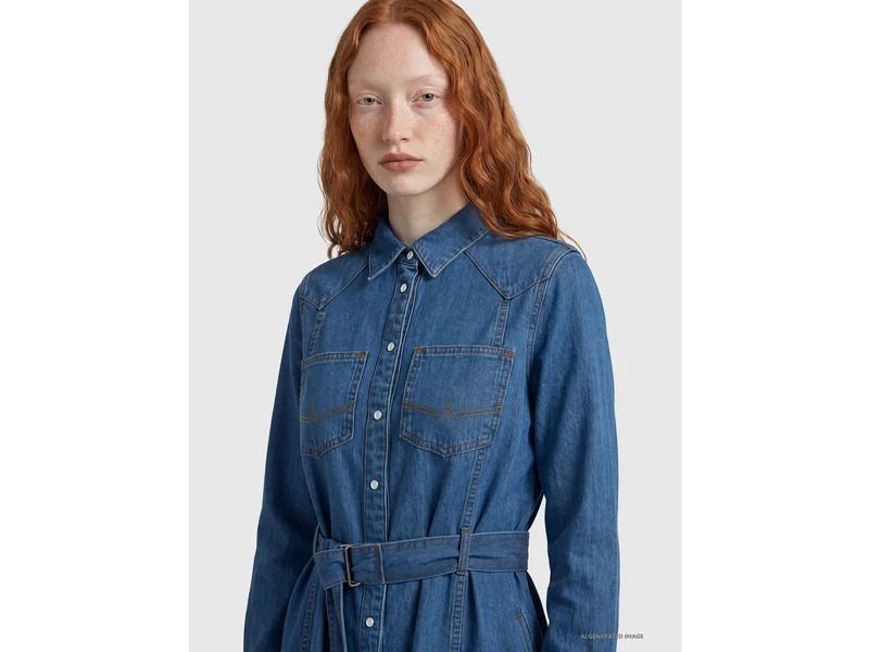 Hemdkleid aus hellem Jeansstoff