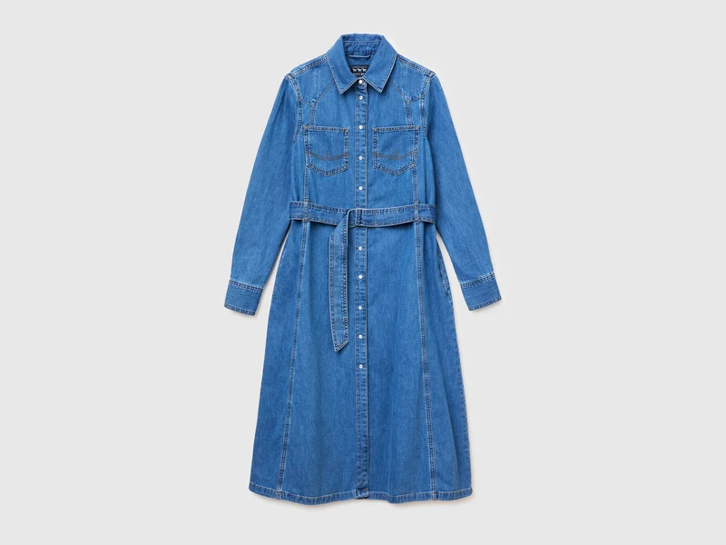 Hemdkleid aus hellem Jeansstoff