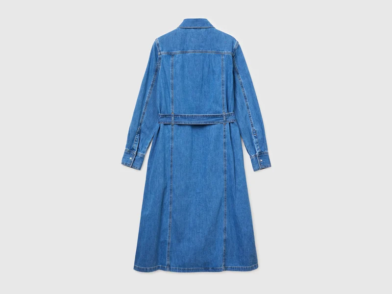 Hemdkleid aus hellem Jeansstoff