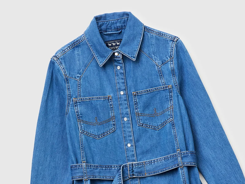Hemdkleid aus hellem Jeansstoff