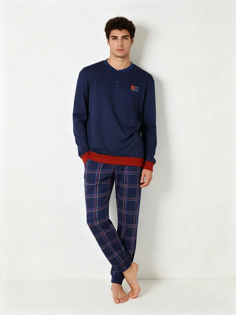 Pigiama lungo da uomo in cotone interlock con pantaloni a quadri e calze incluse - blu scuro