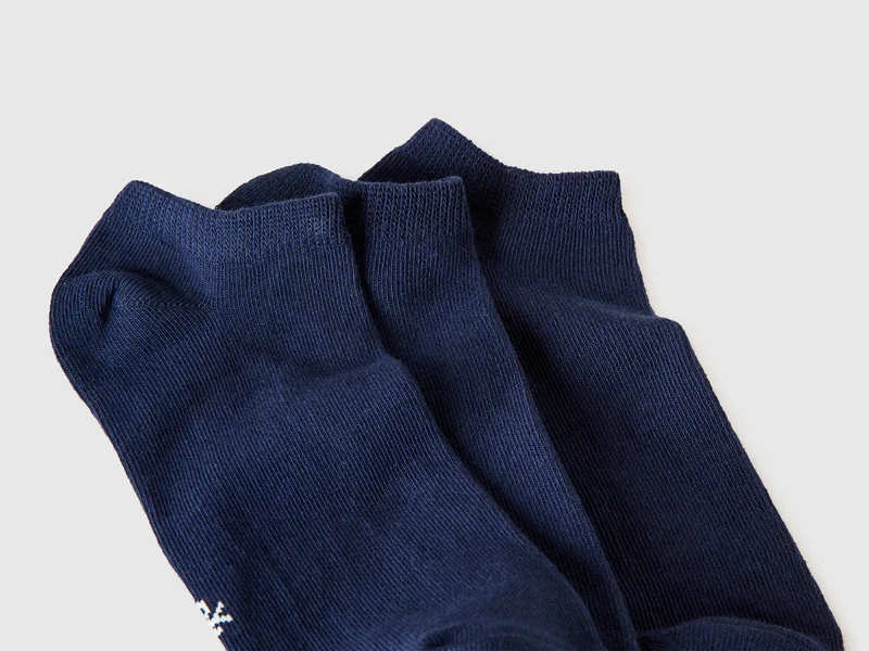 Drei Paar einfarbige kurze Socken