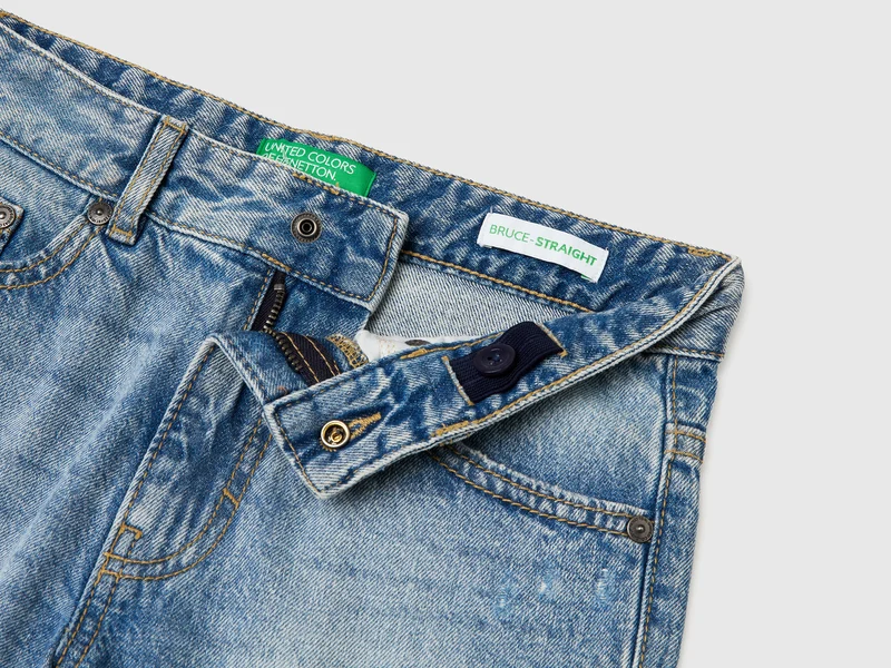 Gerade geschnittene Jeans mit Umschlag