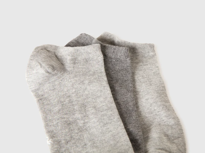 Drei Paar einfarbige kurze Socken