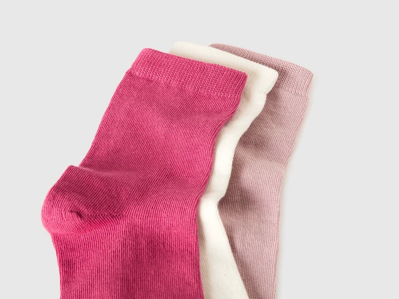 Drei Paar einfarbige Socken in mittlerer Größe