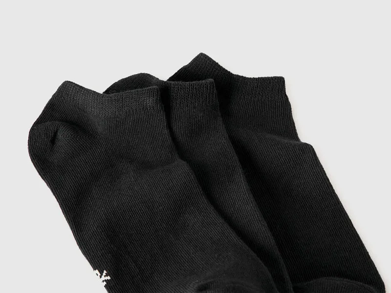 Drei Paar einfarbige kurze Socken