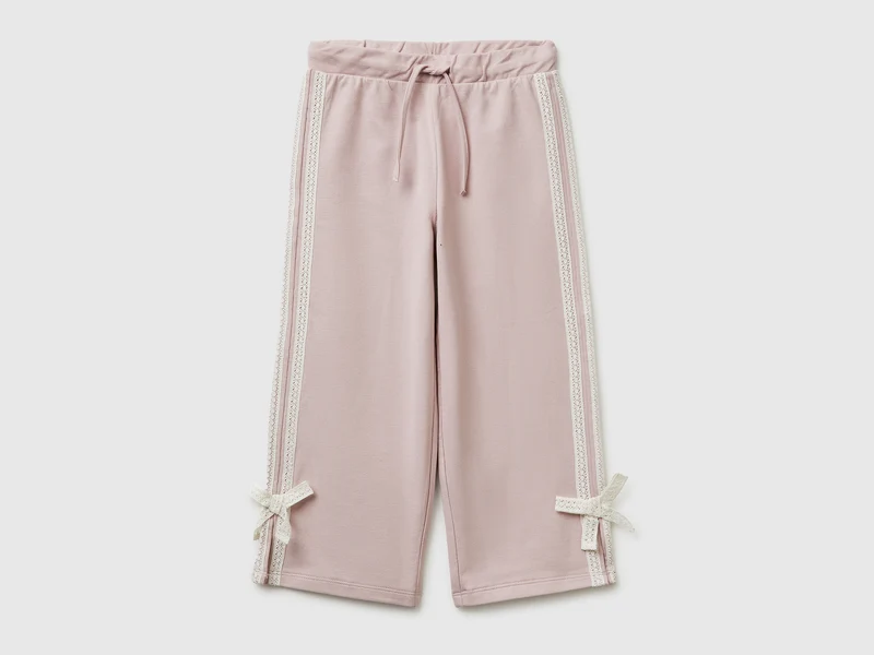 Hose mit Spitze und Schleifen
