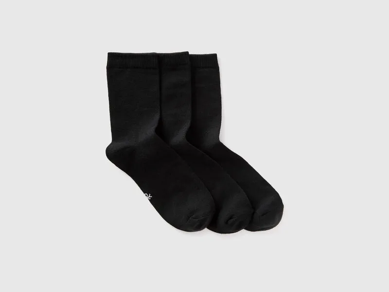Drei Paar einfarbige Socken in mittlerer Größe