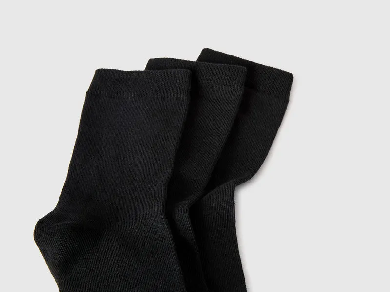 Drei Paar einfarbige Socken in mittlerer Größe