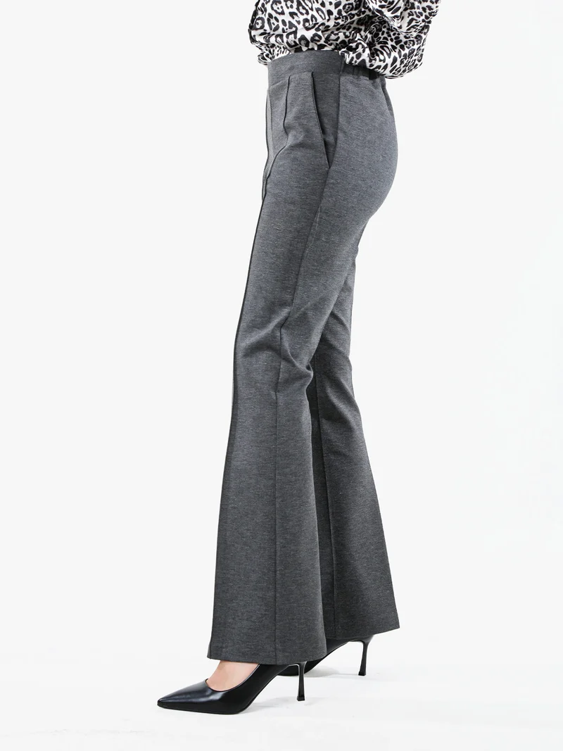Completo elegante da donna con blazer e pantaloni con finale a zampa - grigio