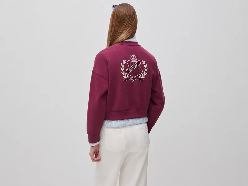 Kastenförmig geschnittenes Sweatshirt mit Wappen auf der Rückseite
