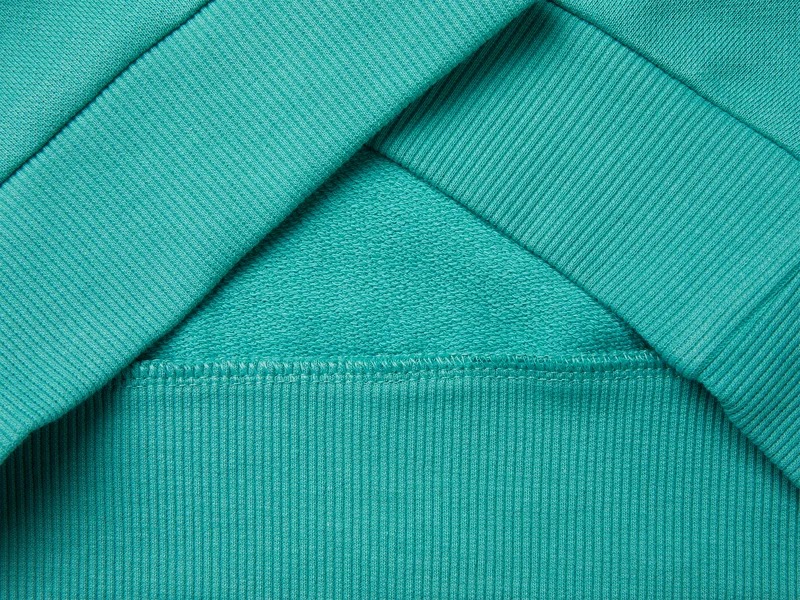 Geschlossenes Sweatshirt mit Aufdruck