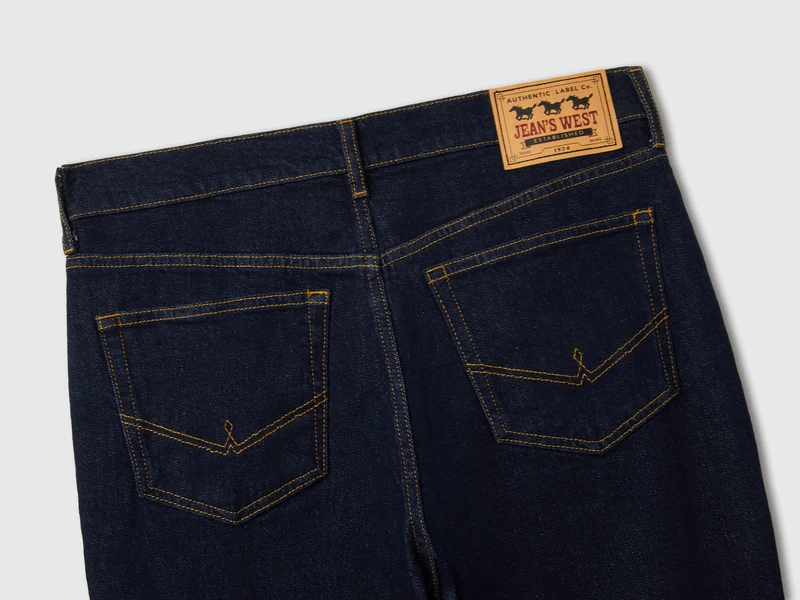 Bootcut-Jeans mit Rinse-Wash-Funktion