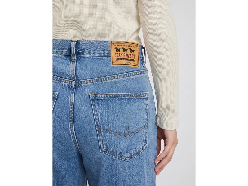 Jeans mit weiter Passform und heller Waschung