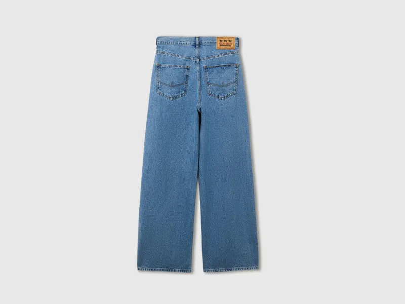 Jeans mit weiter Passform und heller Waschung