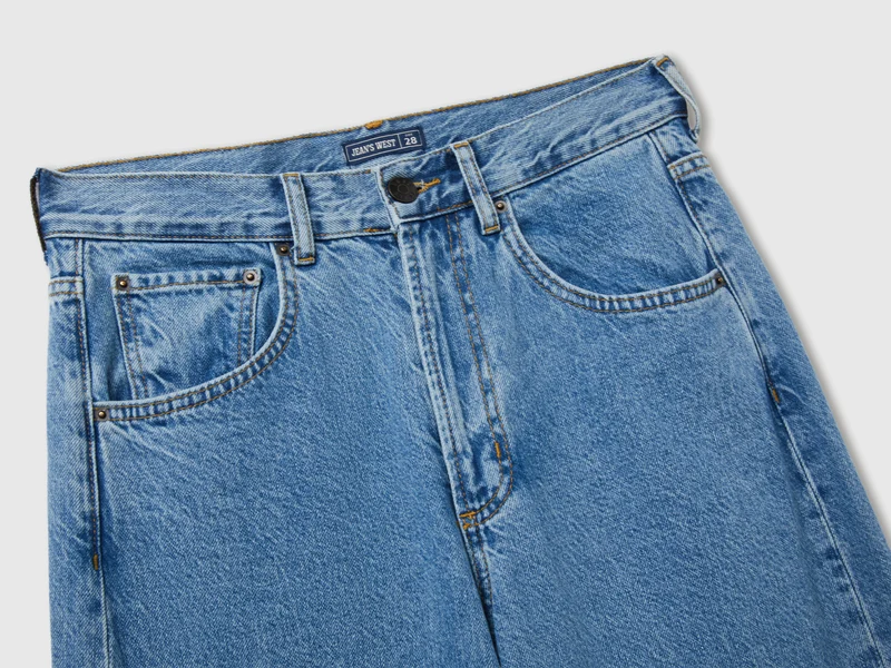 Jeans mit weiter Passform und heller Waschung