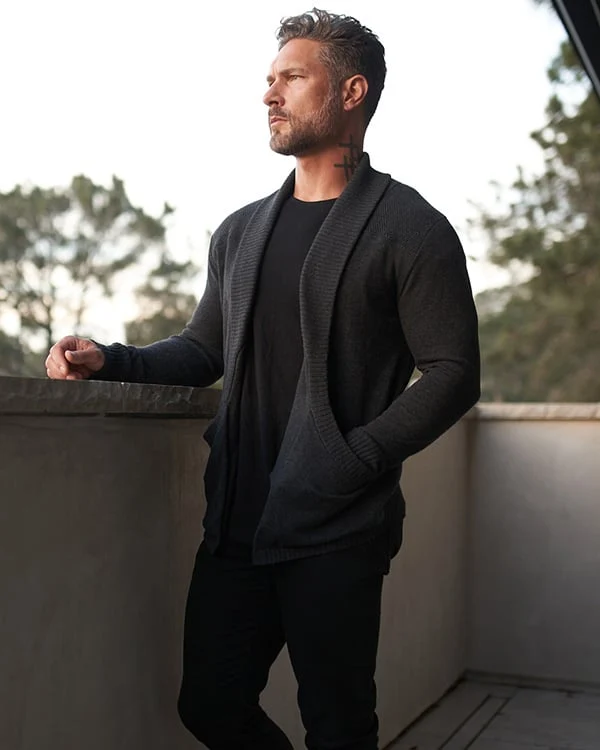 Herren Cardigan Strickjacke | Slim Fit | Leichtes Strickmaterial mit Stretch | Schalkragen & Taschen | Oat/Graphite/Blue