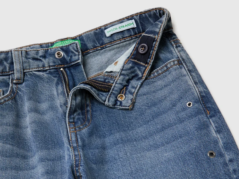 Gerade Jeans mit Ösen