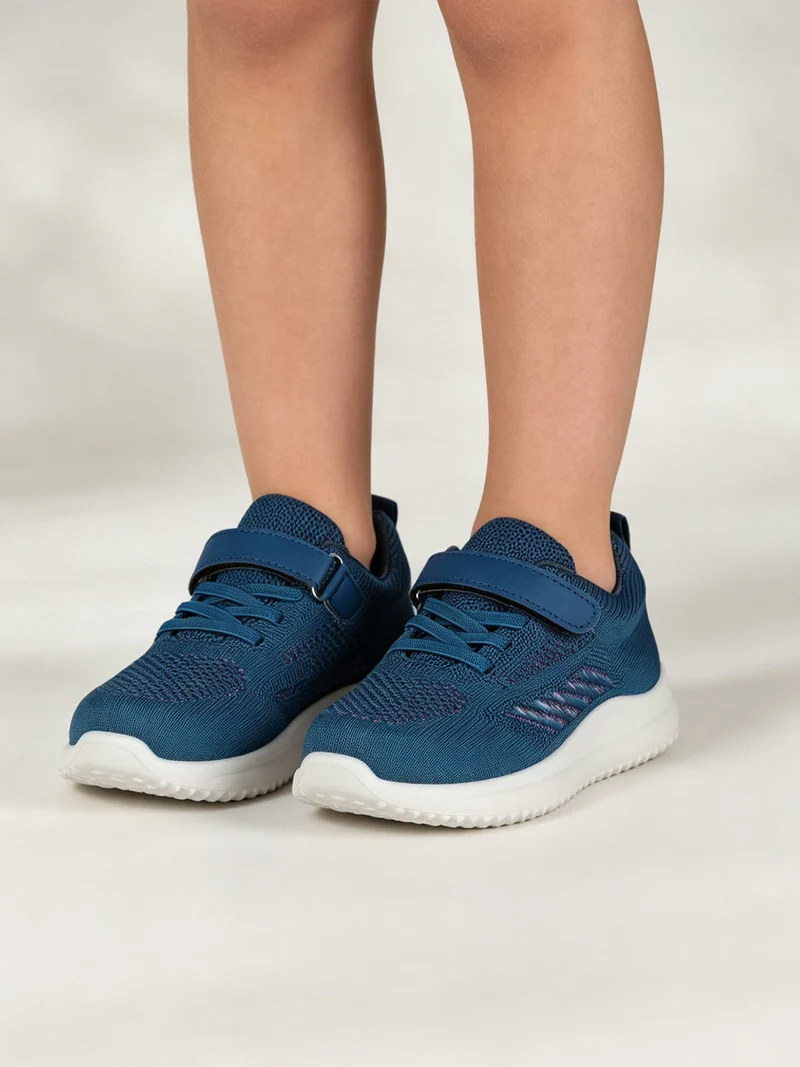Sneakers da bambina con strappo - jeans