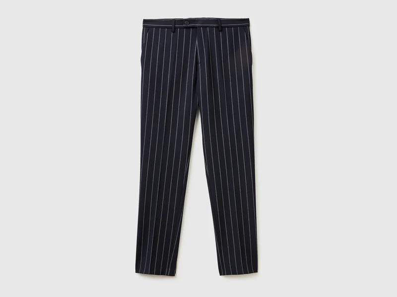 Schmal geschnittene gestreifte Hose