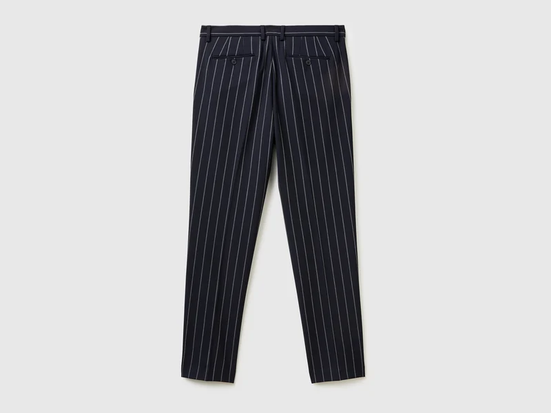 Schmal geschnittene gestreifte Hose