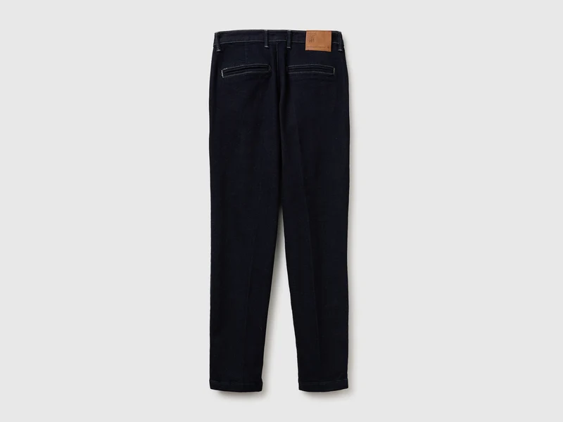 Slim-Fit-Jeans und Chinos