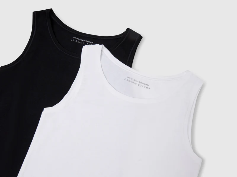 Zwei Tanktops aus superelastischer Baumwolle